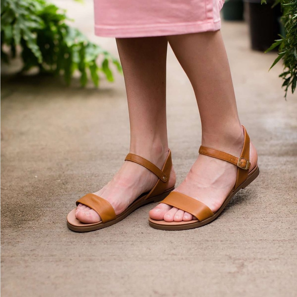 Steve Madden Tesa Tan Sandals Minimalist Design
